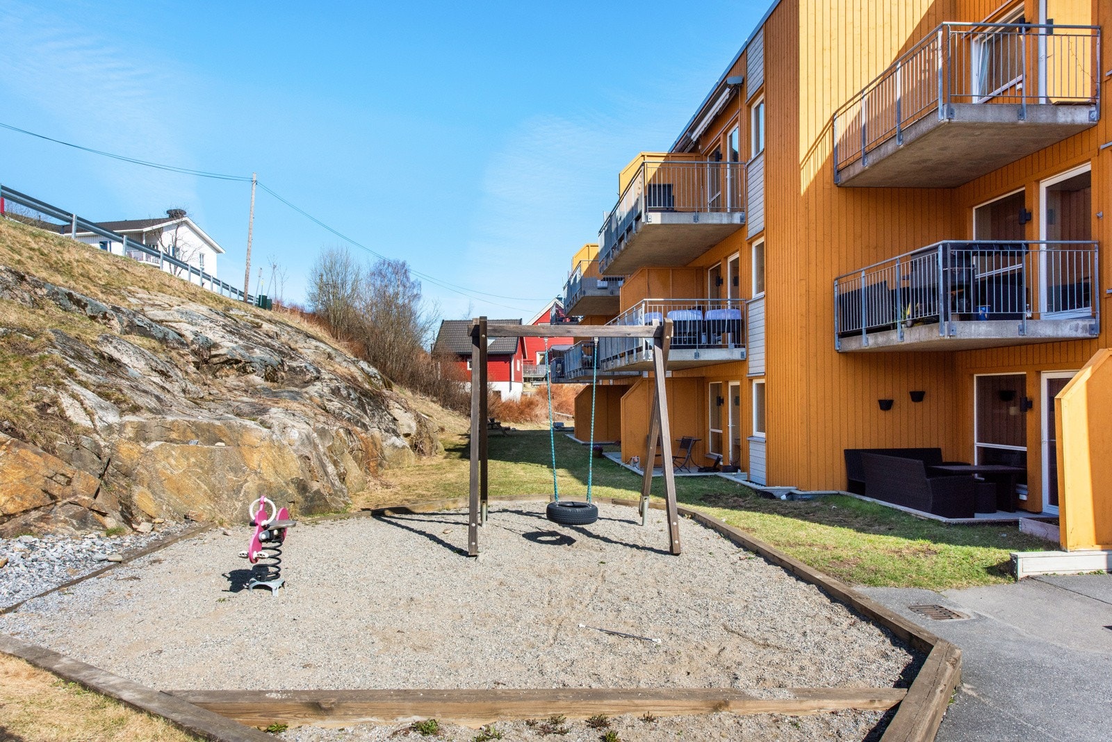 Utenfor blokken fellesarelene pent holdt med fine uteplasser til stor glede for både store og små. Galleribilde