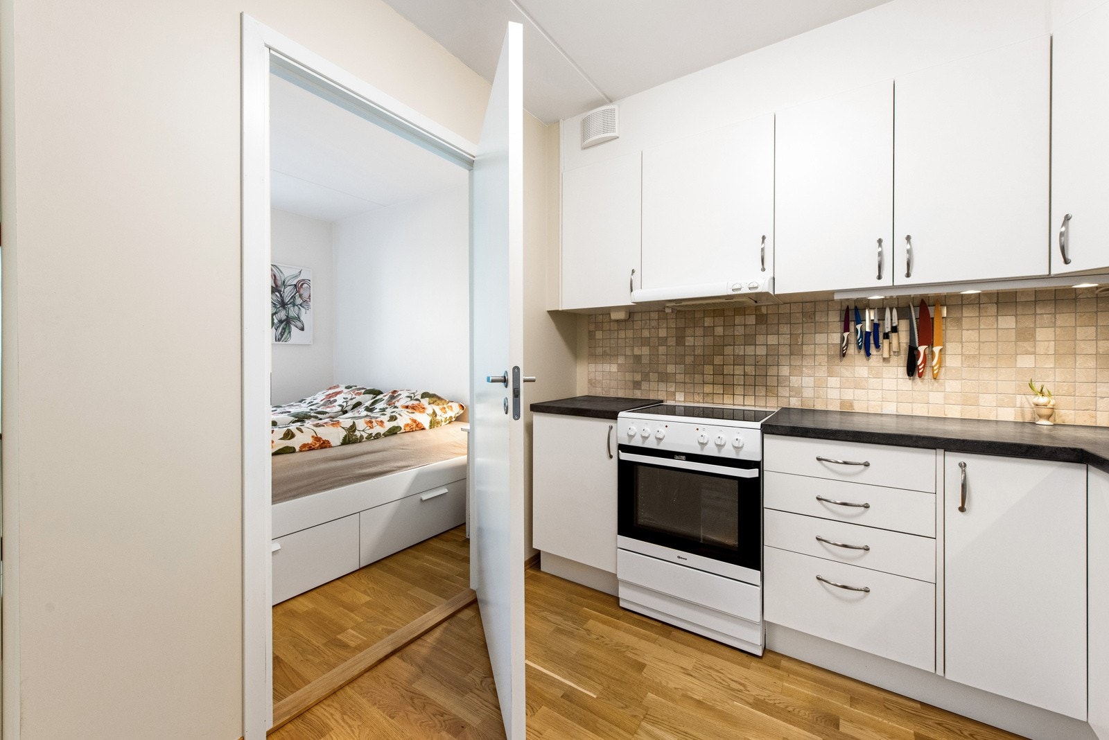 Soverom nr. 2 har inngang fra kjøkken/stuedelen og er tilbygget av nåværende eier i 2018. Galleribilde