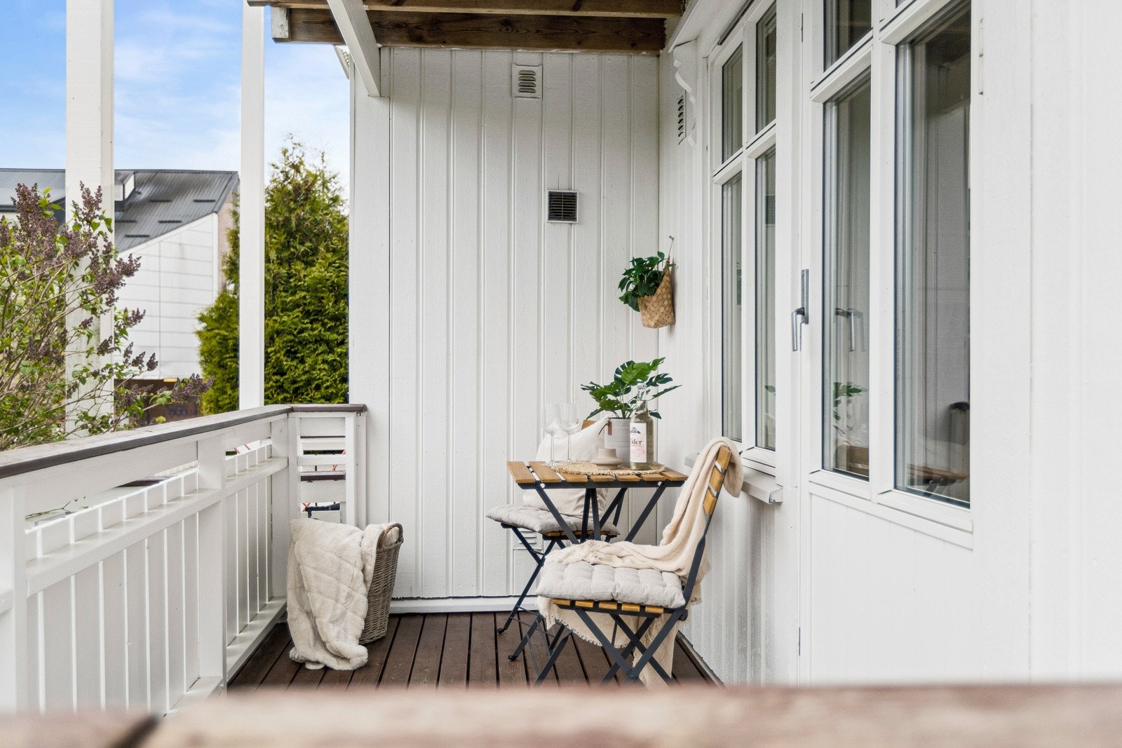 leiligheten ligger i et sjarmerende hus, tilbaketrukket i ÅS-sentrum Galleribilde