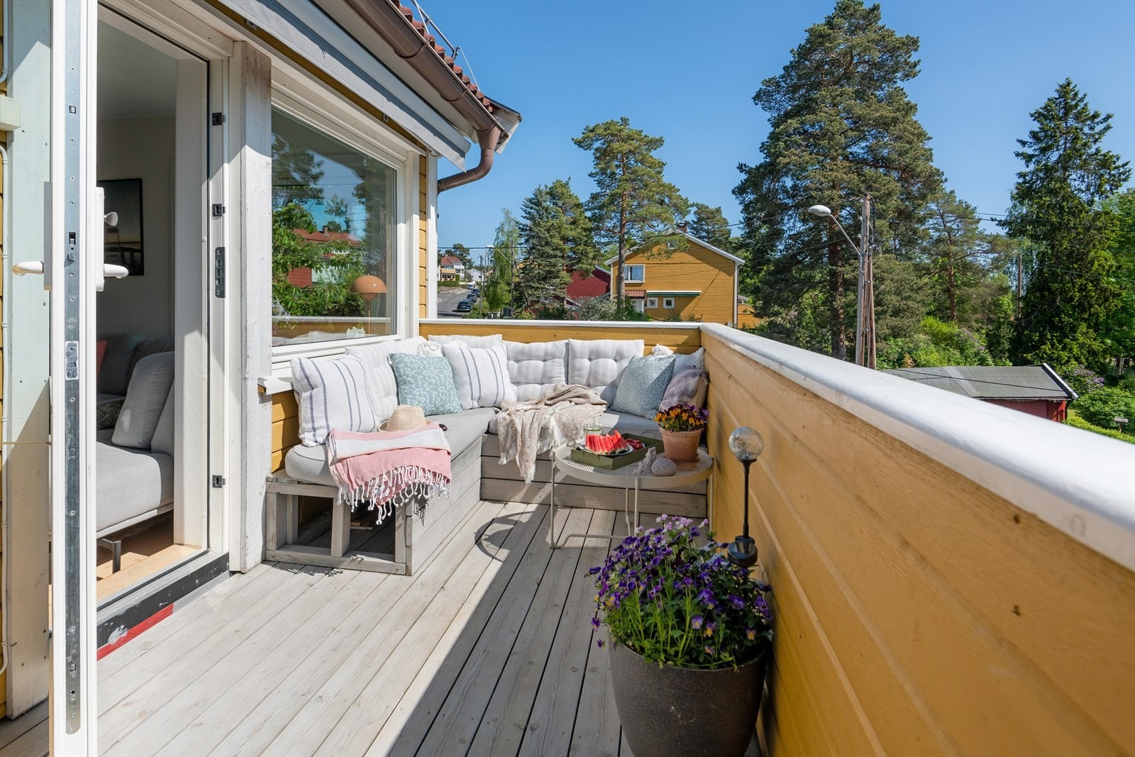 Terrassen er smart innredet med en plassbygget sofaløsning. Den elektriske markisen er deilig når man har behov for litt skygge etter mange timer i solen. Galleribilde