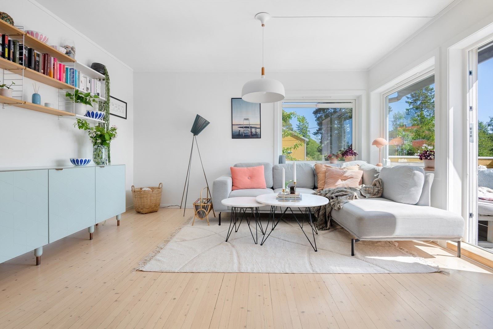 I denne stuen er det lett å føle seg hjemme. Den åpne og gjennomgående planløsningen gjør at lyset kan flomme fritt gjennom rommene. Galleribilde