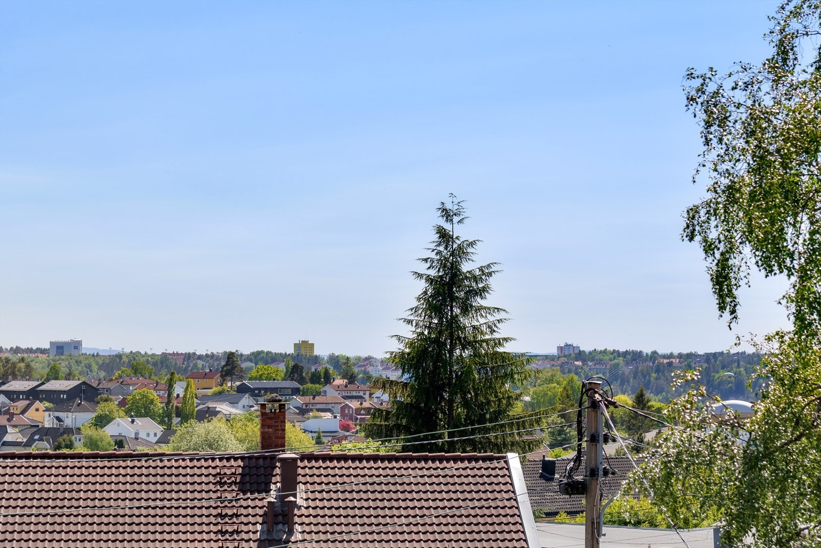 Utsikten endrer seg i takt med årstidene. "Om høsten blir det utrolig fine solnedganger med utsikten ut fra stuevinduene og balkongen, borettslaget og området går fra å være grønt og frodig til å være fargesprakende og spennende." Galleribilde