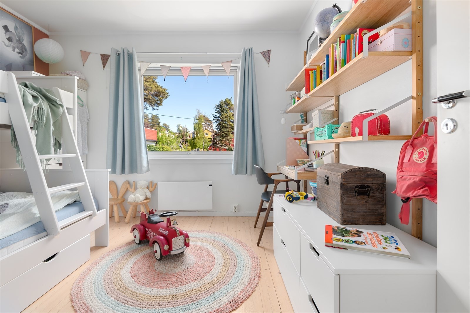 Det store vinduet slipper rikelig med naturlig lys inn. Galleribilde