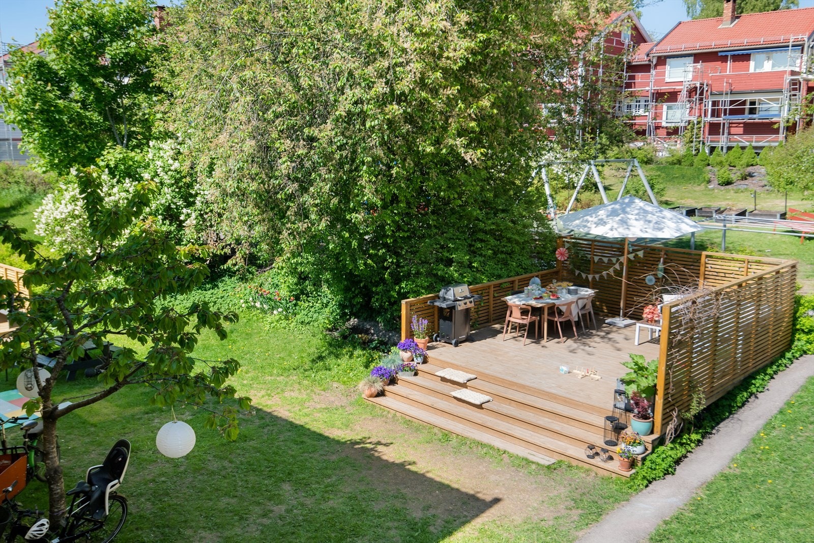 "Det har vært fantastisk og ha muligheten til å sende barna ut og vite at vi kan følge med på dem gjennom kjøkkenvinduet og at de har det trygt og leker fritt på lekeplassen og resten av fellesområdet som ligger mellom de nærmeste naboene her" Galleribilde