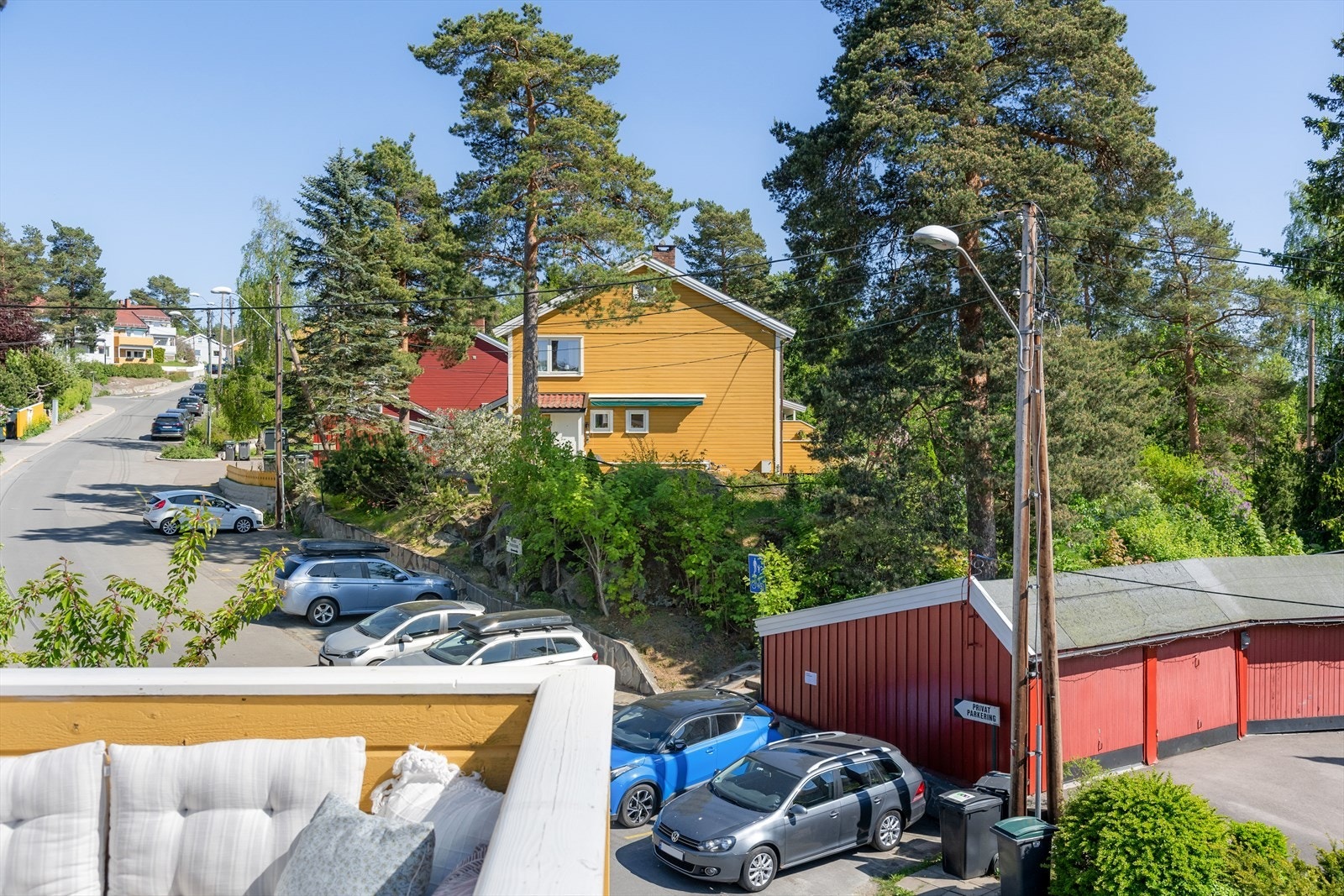 "Her er vi tett nok på naturen til at vi virkelig ser hvordan årstidene forandrer omgivelsene rundt oss, men også så urbant at det alltid går en t-bane når det er for kaldt til å sykle." Galleribilde