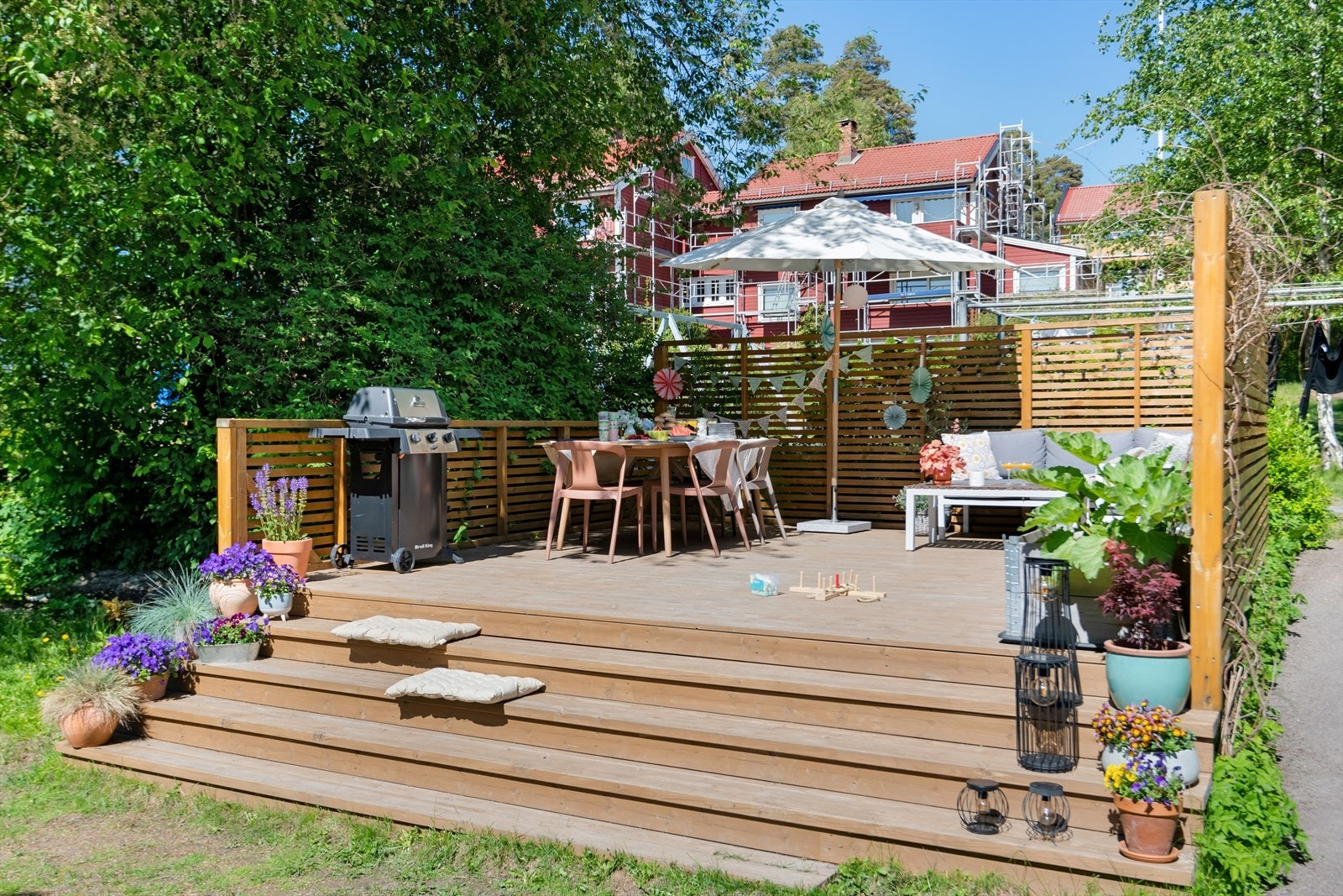I det du beveger deg mot inngangsdøren passerer du den koselige markterrassen. I den idylliske felles hagen disponerer leilighetene hver sin hageparsell eller terrasse. Eierne har søkt styret og naboer og fått godkjent bygging av en stor markterrasse. Galleribilde