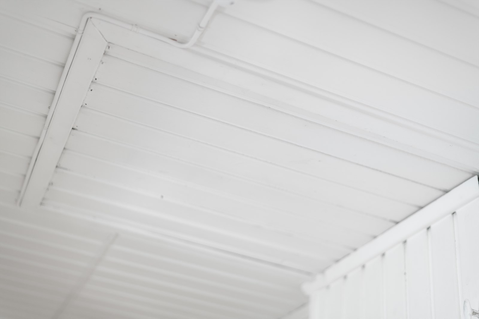 Via en takluke i gangen har du tilgang til et stort lagringsloft over hele leiligheten. Flere i borettslaget har satt inn en trapp opp, og innredet rommet til bibliotek, hjemmekontor eller som en ekstra soveplass. Se neste bilde for inspirasjon. Galleribilde