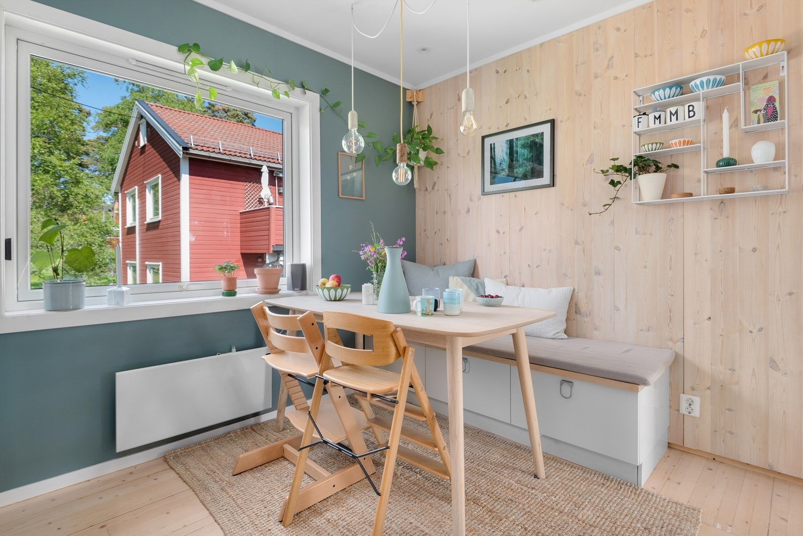 Den smarte benkeløsningen
gir plass til hele familien langs spisebordet. Galleribilde