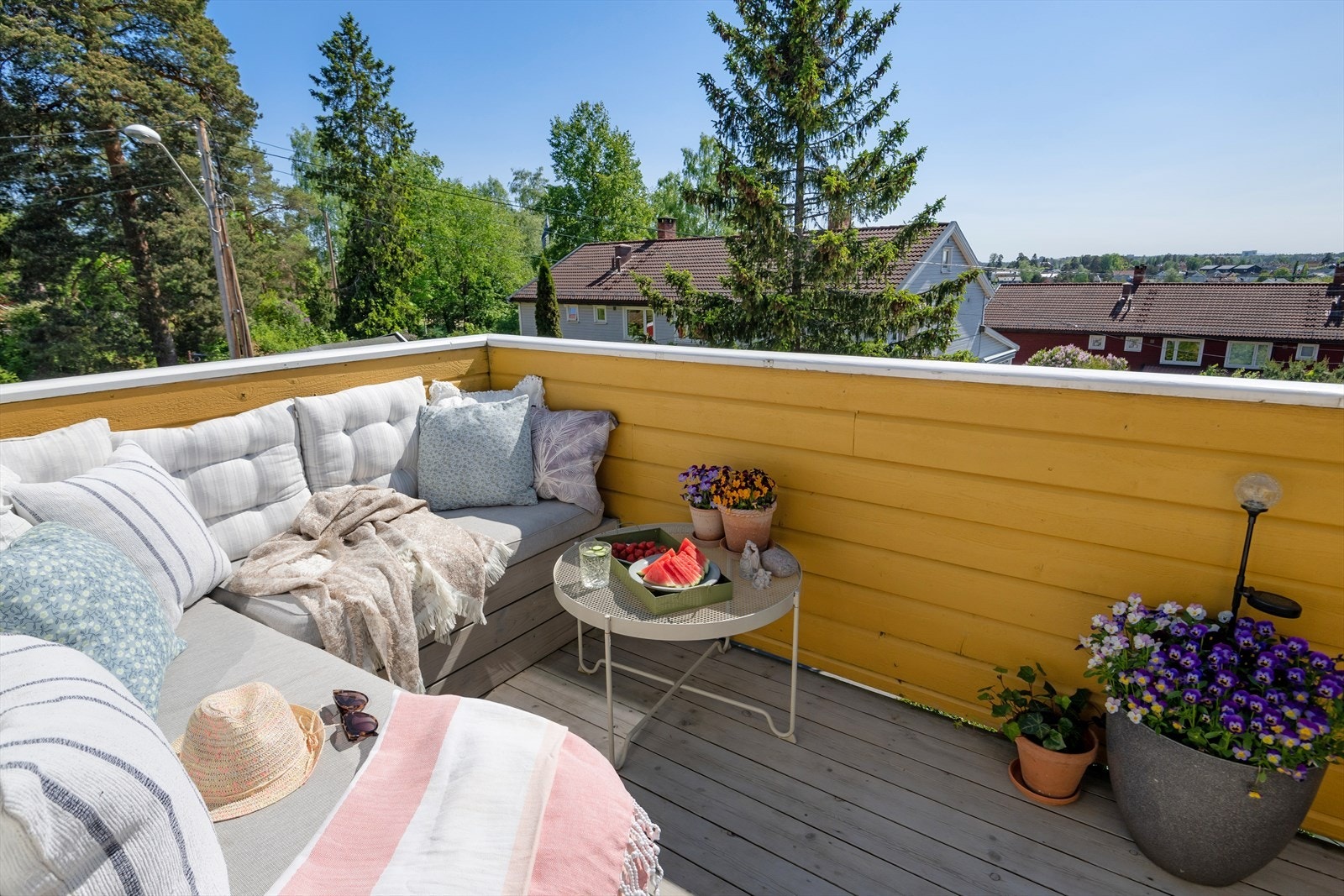 På den store terrassen kan varme sommerkvelder nytes til fulle. Her kommer solen tidlig formiddag og forsvinner når den går ned i horisonten. Galleribilde