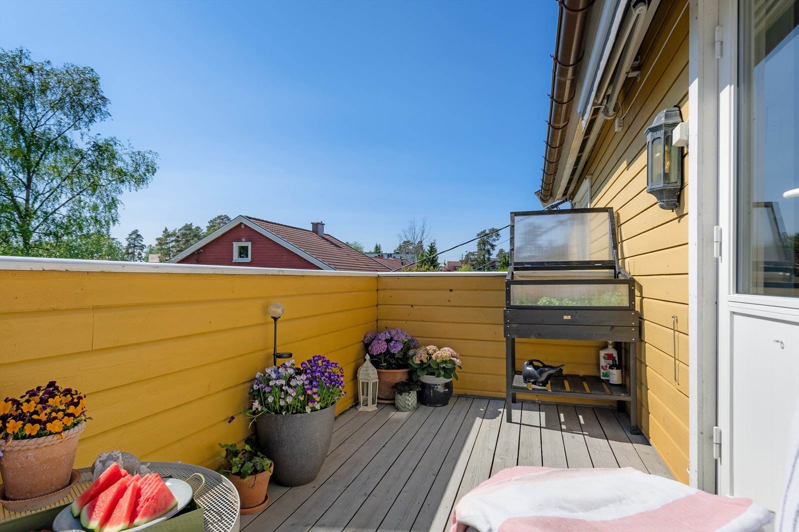 Det er god plass til en grill, og du kan gjøre terrassen frodig og idyllisk med grønne planter og blomster. Galleribilde
