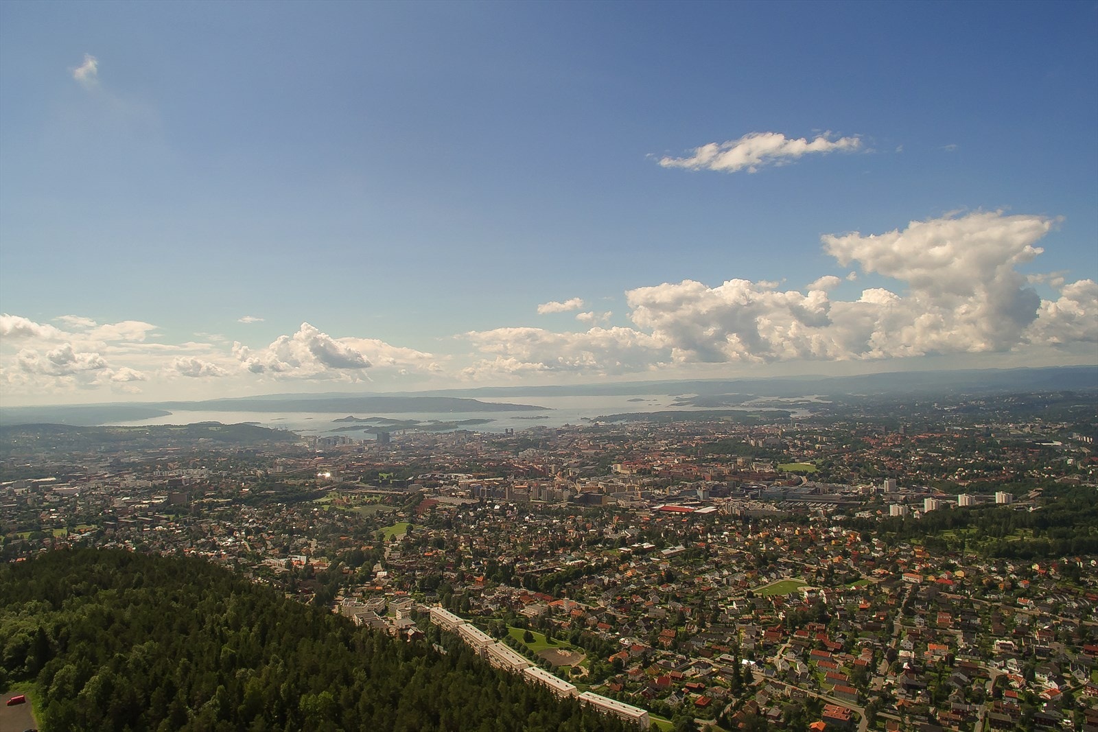 Området byr på flotte turmuligheter opp til blant annet Grefsenkollen! Skisenteret i Grefsenkollen har skibakker for både store og små. Galleribilde