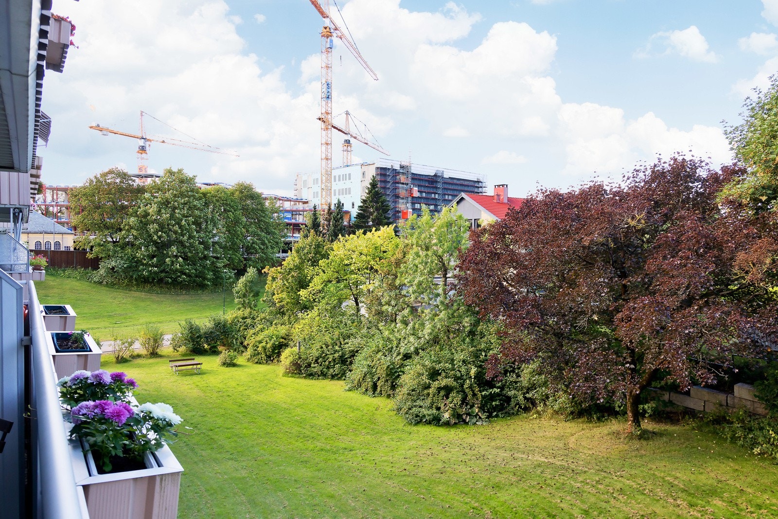 Flott utsyn over et grønt og frodig nabolag. Her har barna trygg boltreplass! Galleribilde