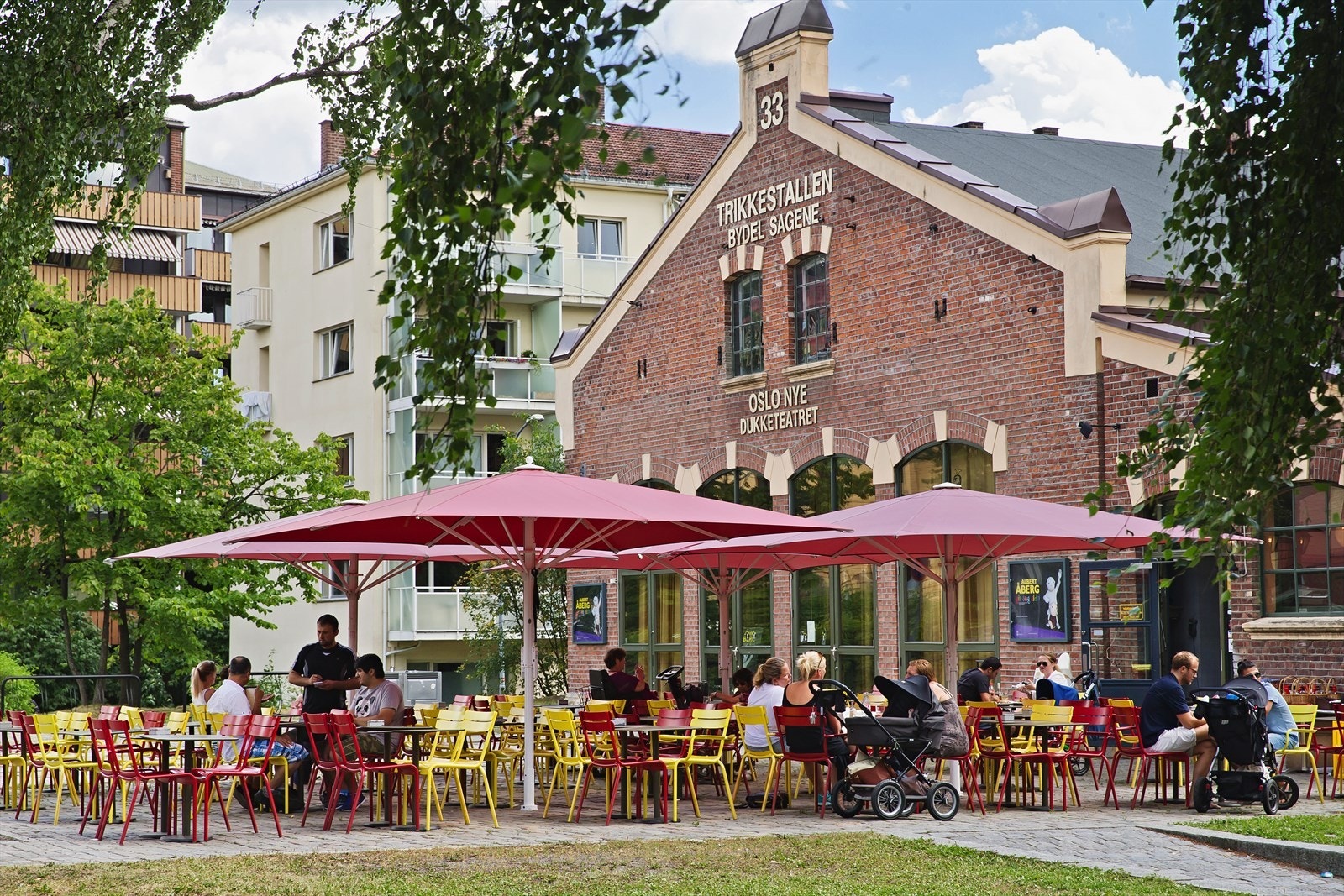 Den gamle vognhallen på Torshov med sin karakteristiske arkitektur har vært et kjennemerke nærmiljøet. I dag huser Trikkestallen både Oslo Nye Dukketeater, Ungmedia og den italiensk Bistro Cafe Teater. Galleribilde