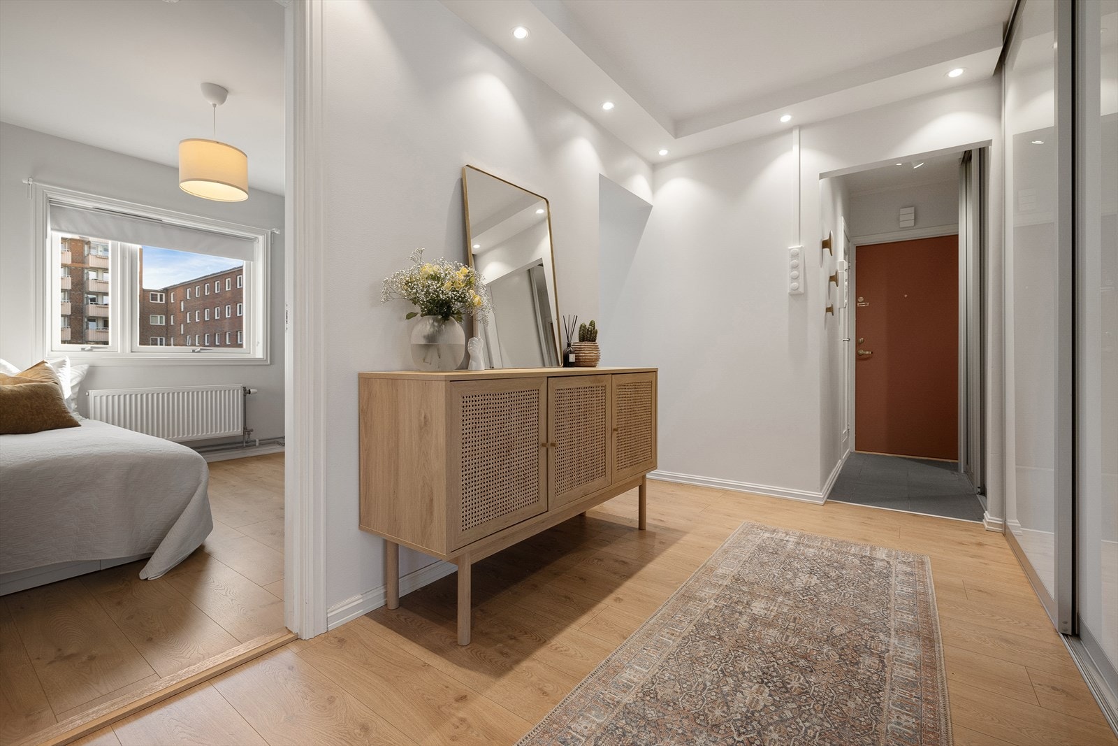 Leiligheten har velvalgte, moderne farge- og materialvalg og god belysning. Et flislagt gulv ved inngangspartiet sørger for enkelt vedlikehold, det er dessuten gulvvarme her! Galleribilde