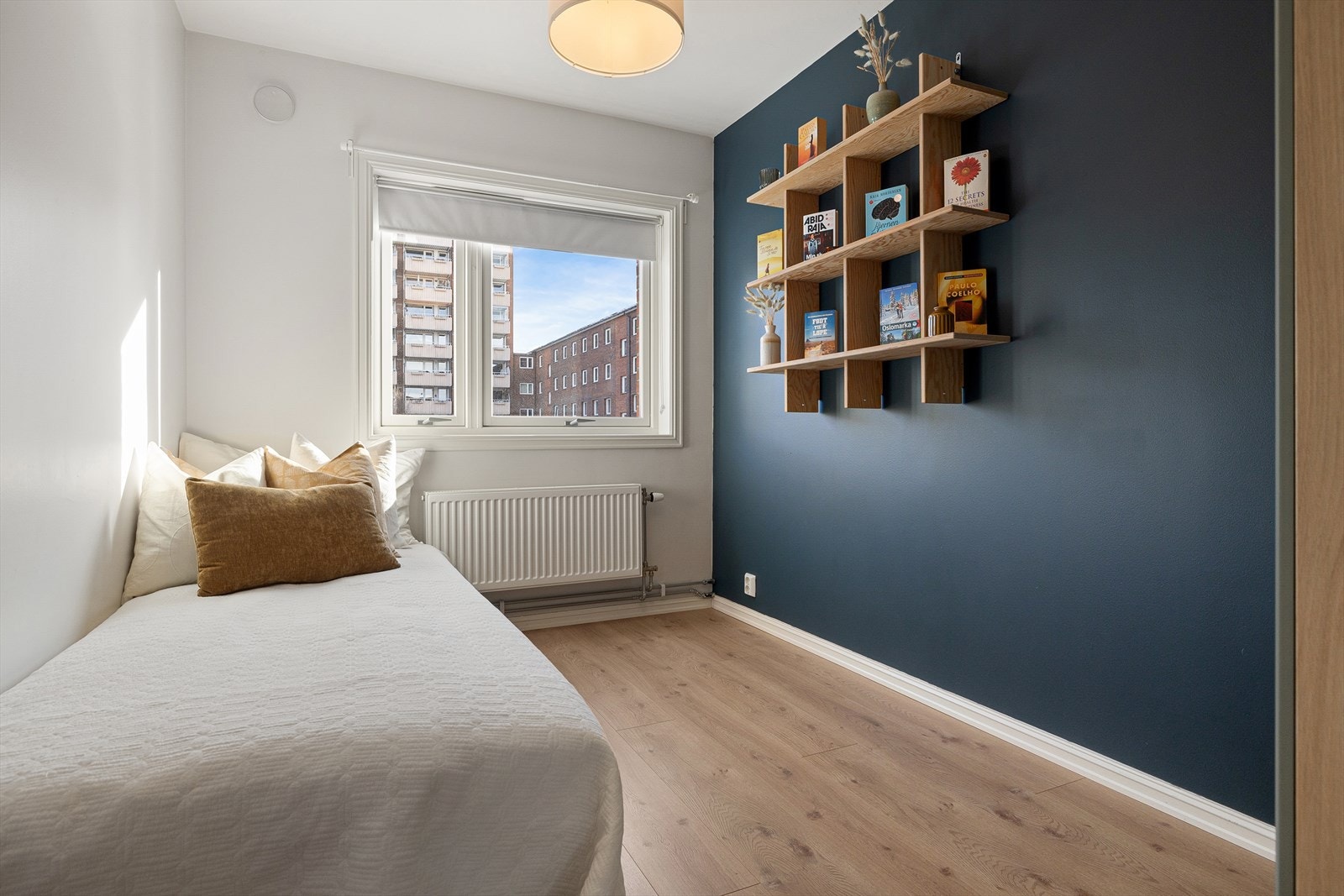 Leilighetens andre soverom passer ypperlig som barnerom, gjesterom eller kontor. Galleribilde
