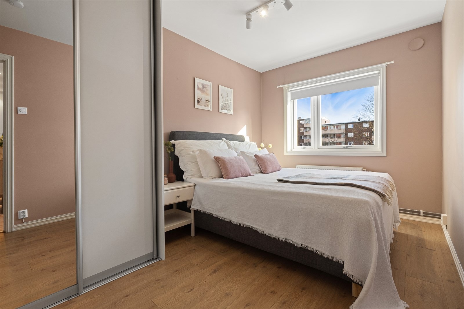 Som leiligheten ellers, er hovedsoverommet også et luftig og flott rom. Galleribilde