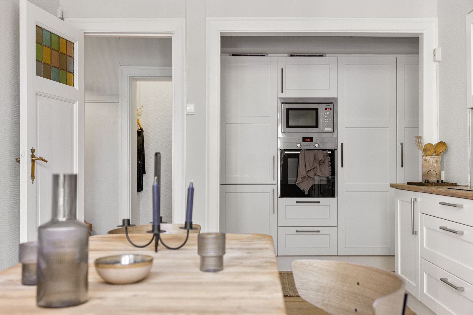 Medfølgende, integrerte hvitevarer bestående av komfyr, induksjonstopp, smal oppvaskmaskin, mikro og kjøleskap med fryser. Galleribilde