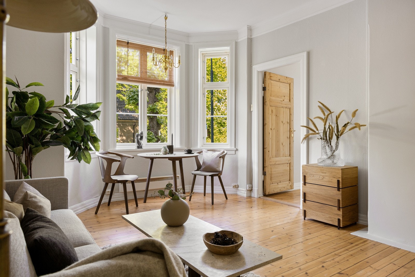 Vi har gleden av å presentere denne sjarmerende 2-roms hjørneleiligheten i Lindern Hageby. Galleribilde
