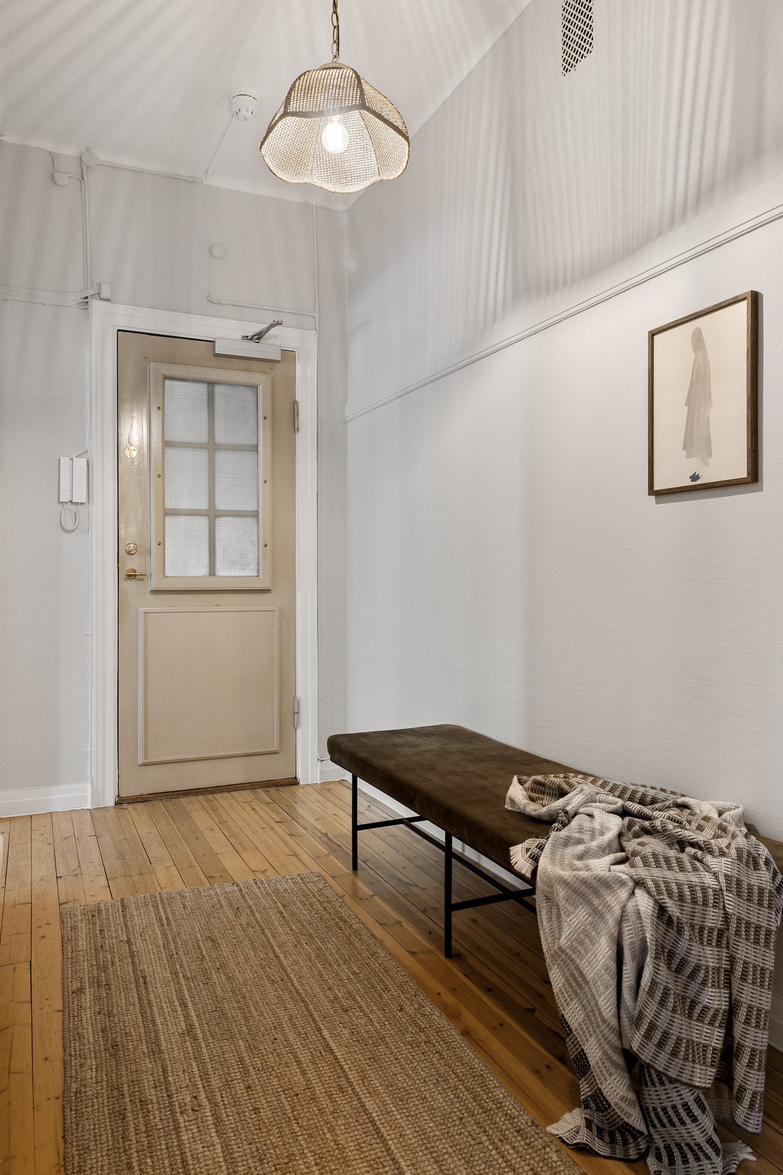Lysmalt og praktisk entré. Mellomgang inn mot badet. Galleribilde