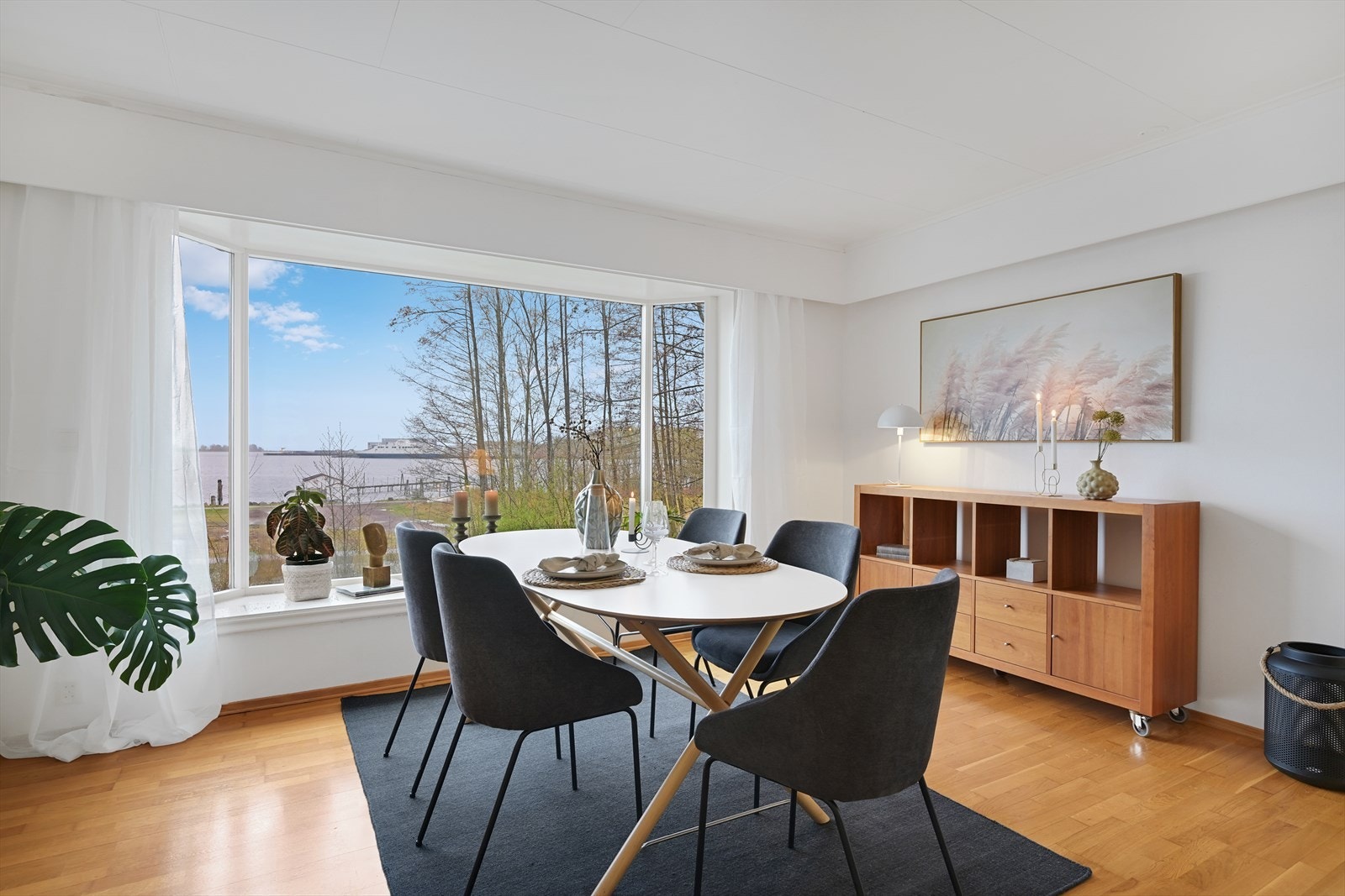 Spisestue med utsyn til Indre havn, Karljohansvern skimtes i bakgrunnen. Galleribilde