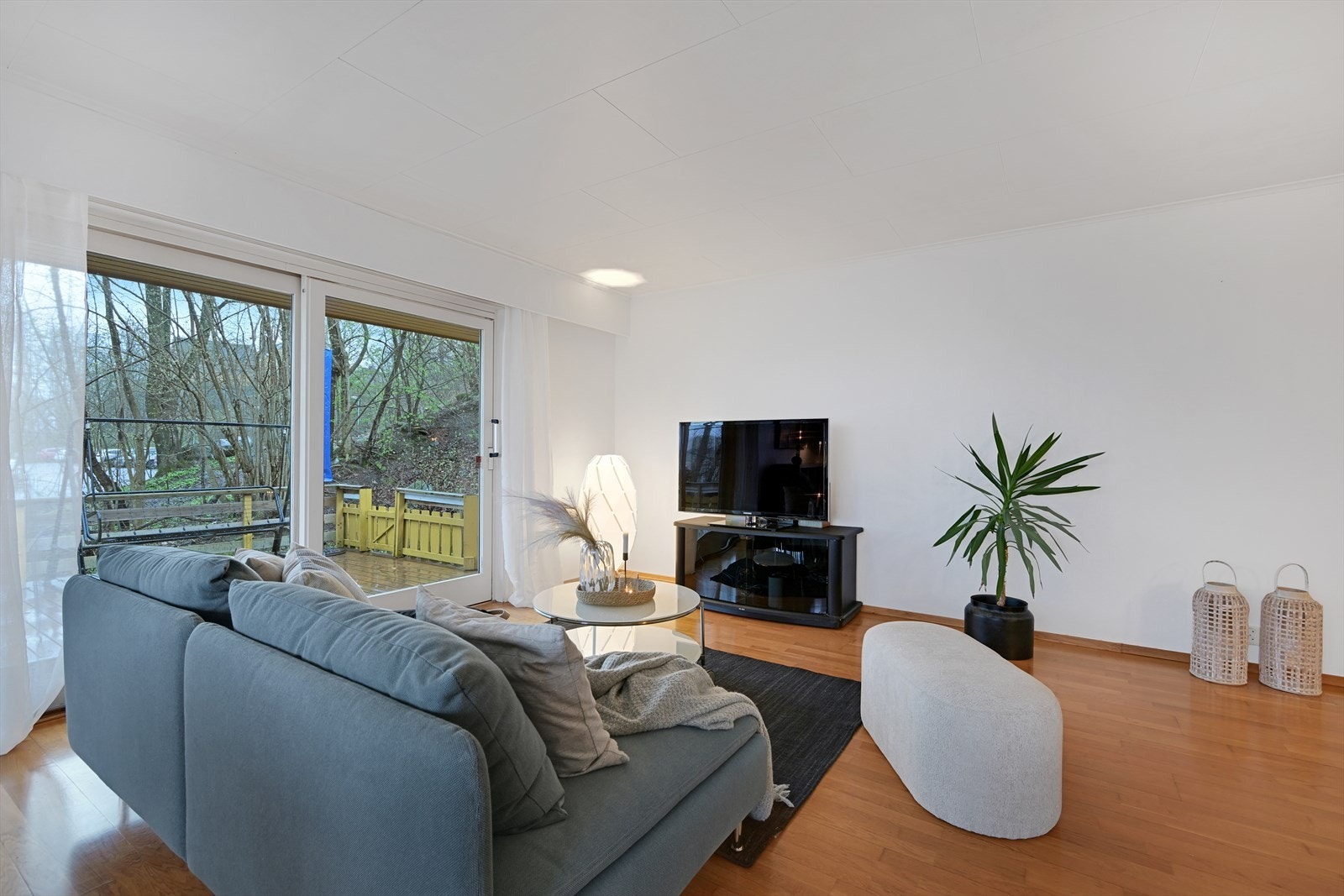 Stue med skyvedør ut til sydvendt veranda. Galleribilde