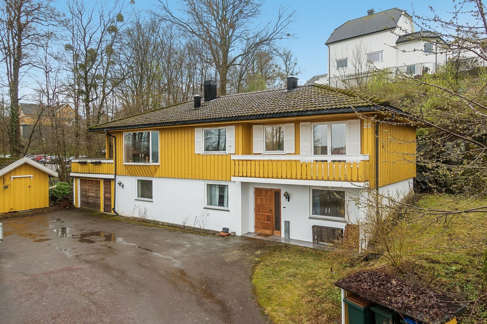 Enebolig innerst i blindvei med fjorden rett over veien. Galleribilde