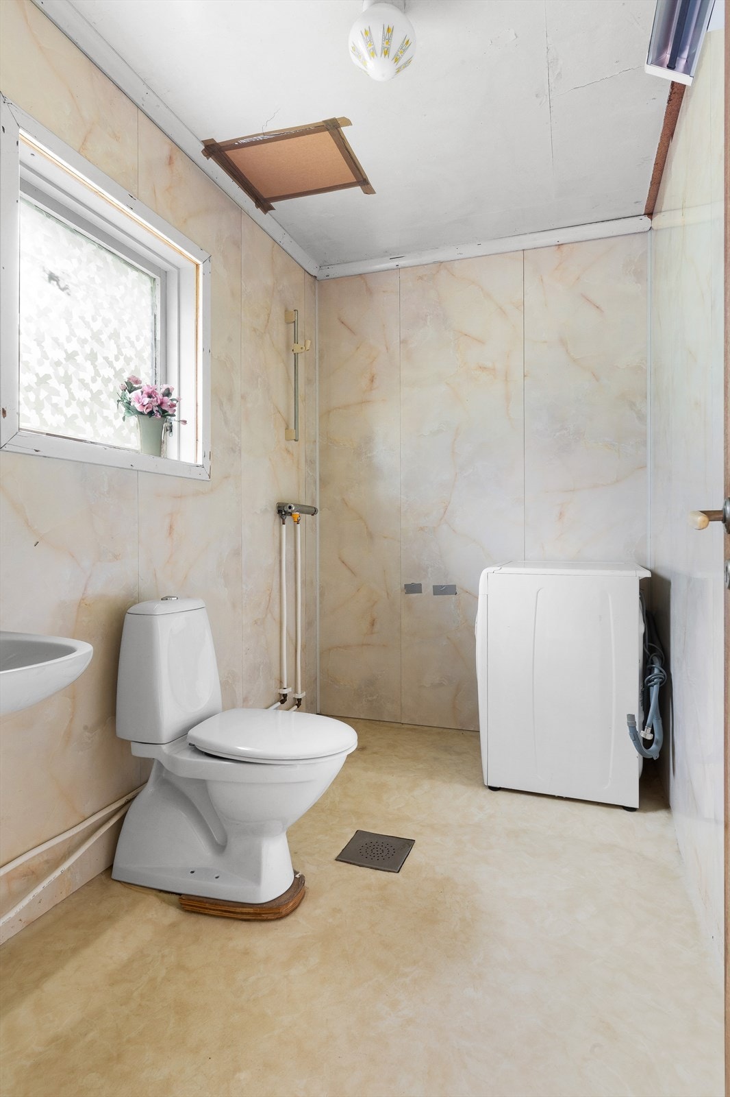 Badet har toalett og servant. Det må forventes totalrenovering av bad. Galleribilde