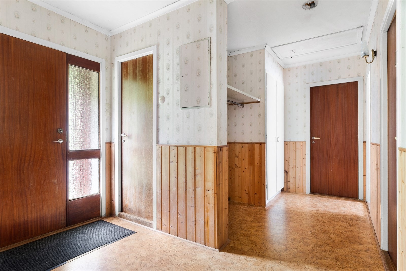 Gangen har inngang til alle rommene i hytten. Galleribilde