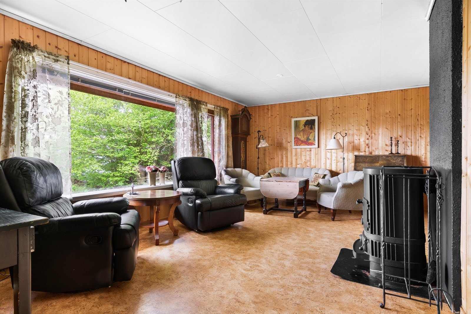 Romslig stue som kan møbleres i flere soner og har vedovn. Galleribilde