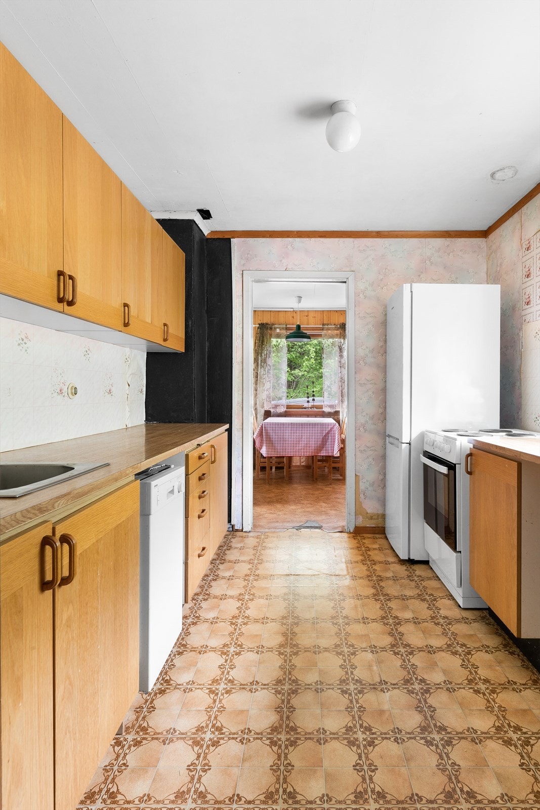 Kjøkkenet trenger en solid renovering som resten av hytten. Galleribilde