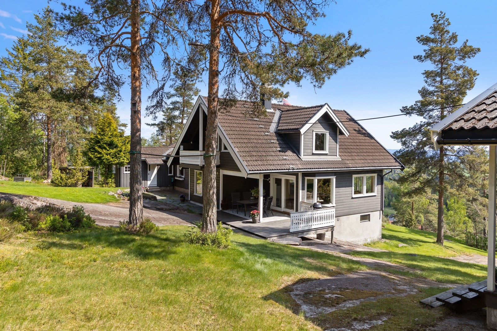 Stor og innholdrik enebolig på stor tomt med flott utsikt til Oslofjorden. Galleribilde