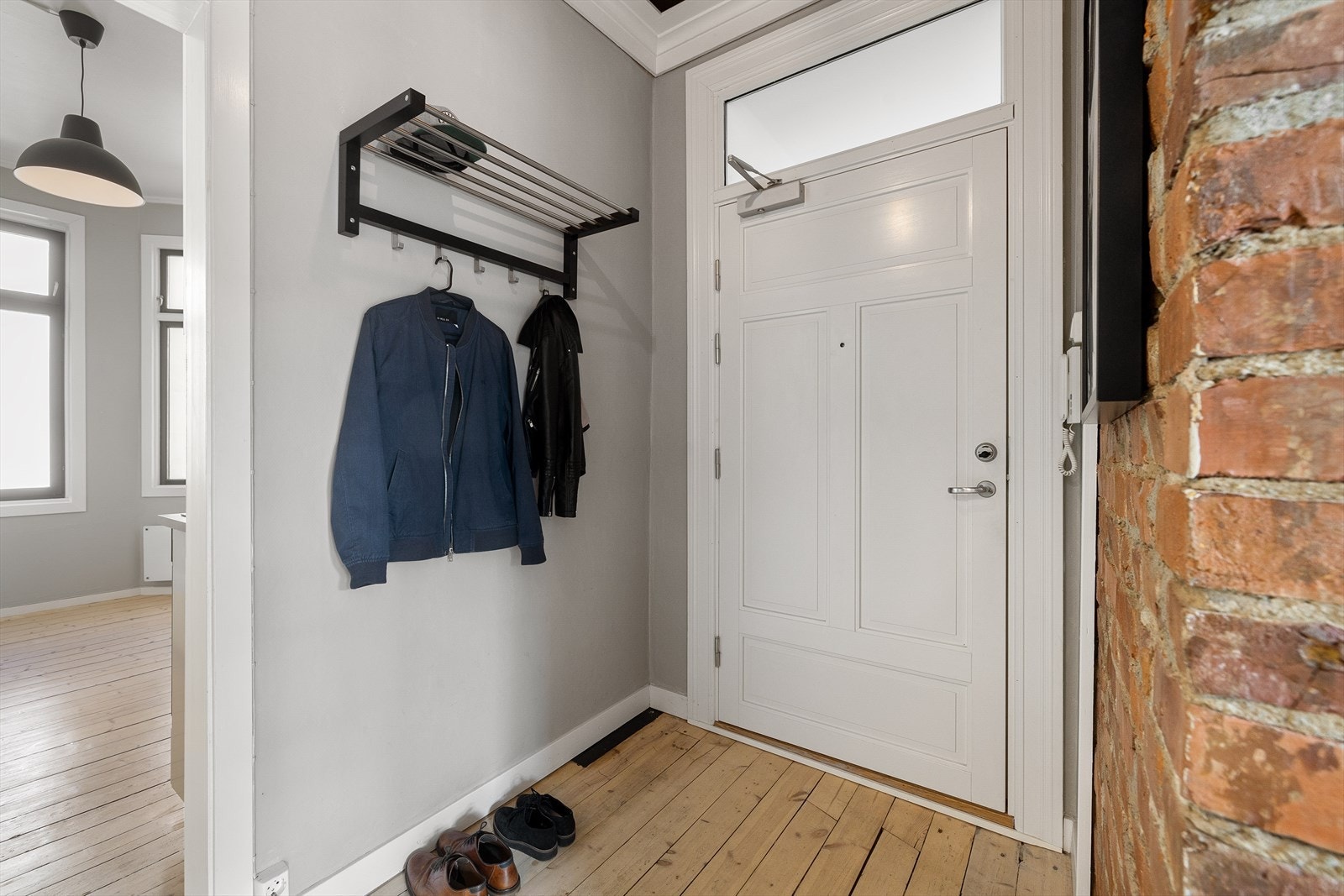 Det er gode muligheter for oppbevaring av sko og jakker i entréen - Galleribilde
