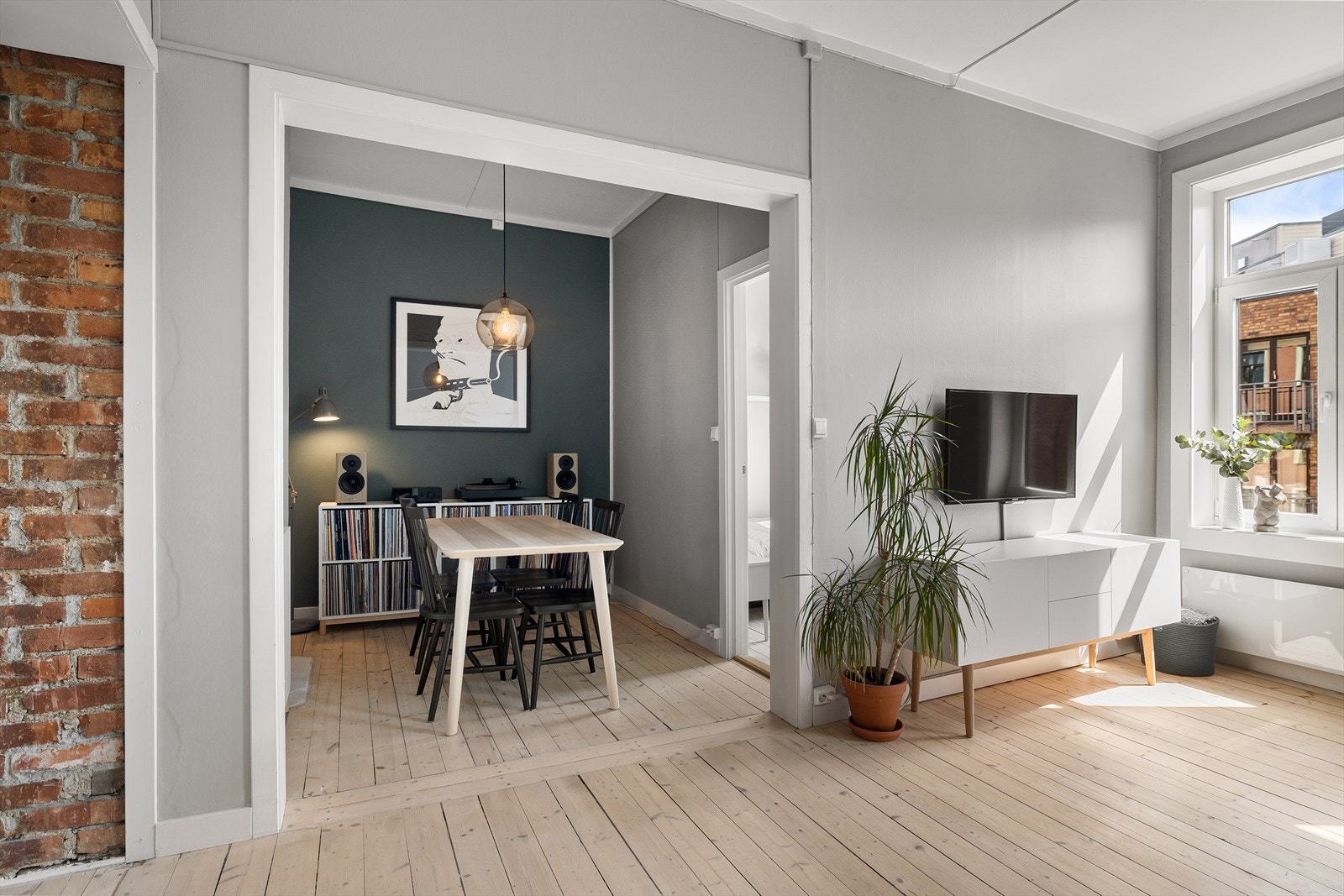 - Stuen er L-formet som gir en naturlig sone for spisestue - Galleribilde