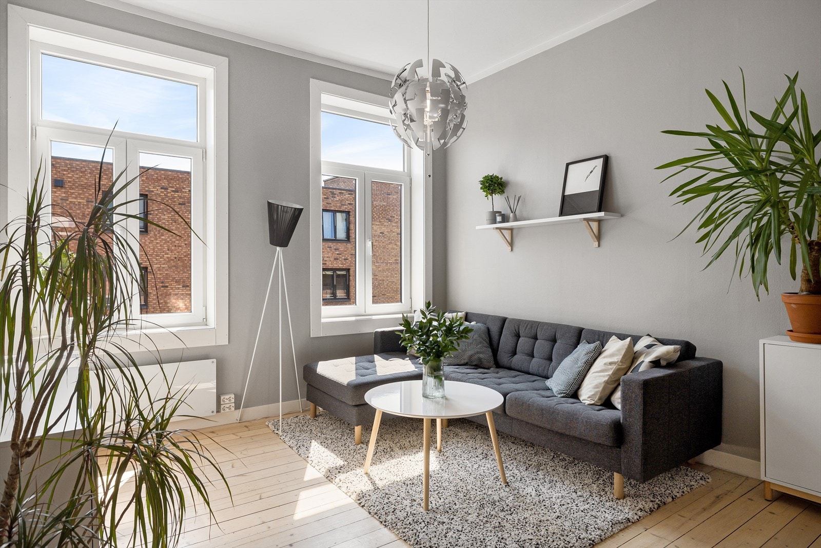 - Stuen har store doble vinduer som slipper inn godt med naturlig lys - Galleribilde
