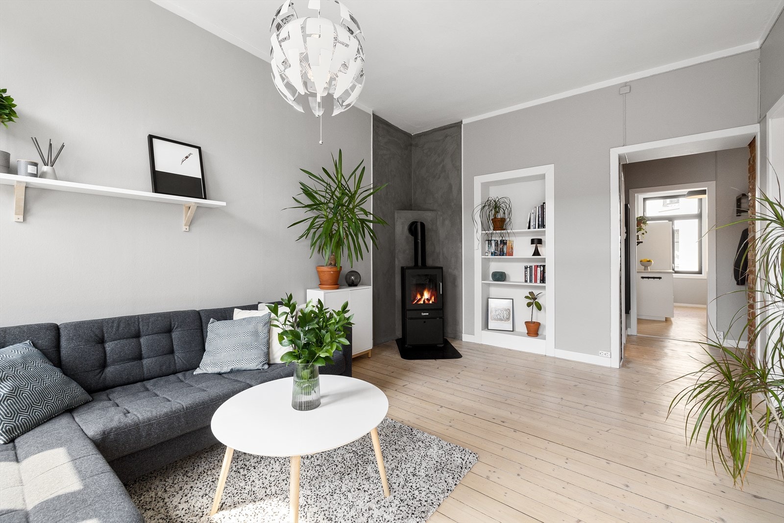 - Stuen har gode møbleringsmuligheter, her er det god plass til både sofagruppe og stuebord - Galleribilde