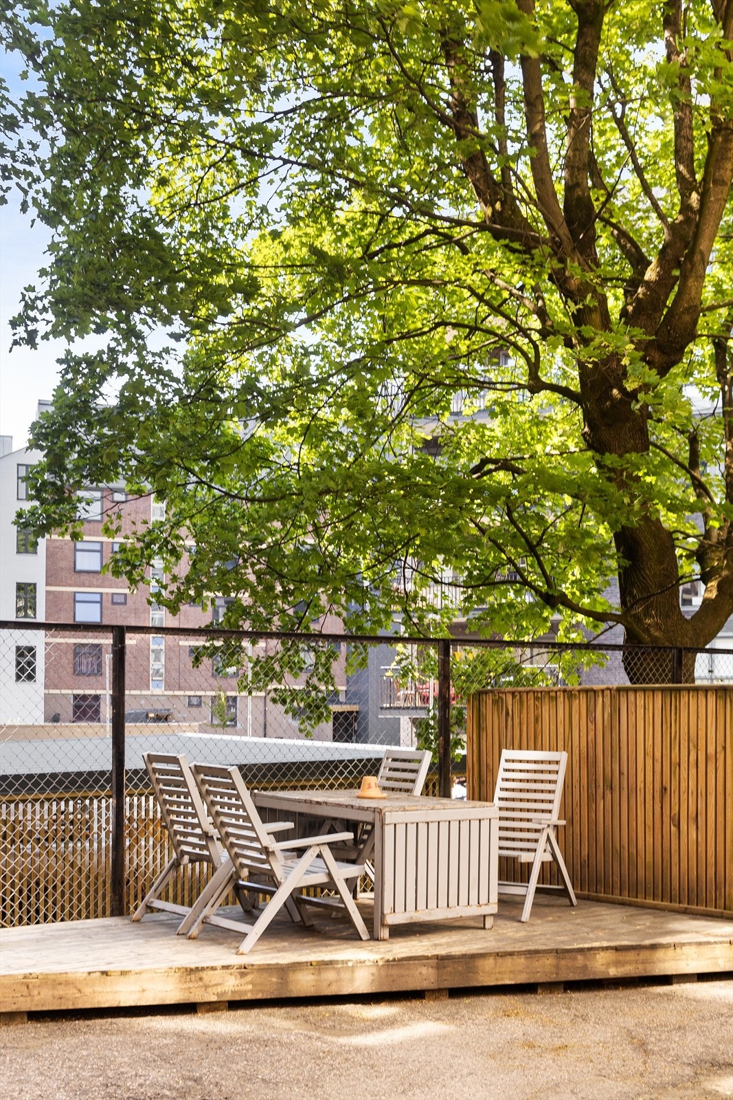 - Opparbeidet bakgård med sitteplasser og beplantning - Galleribilde