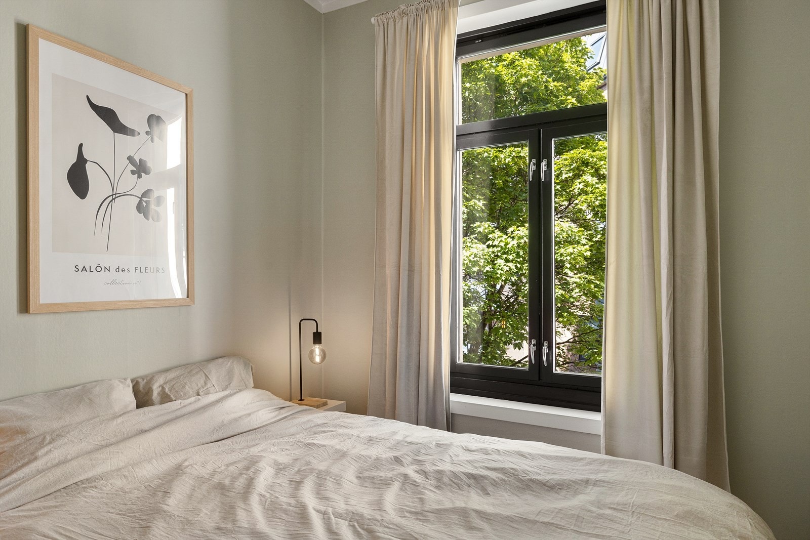 - Soverommet vender mot den frodige og stille bakgården - Galleribilde