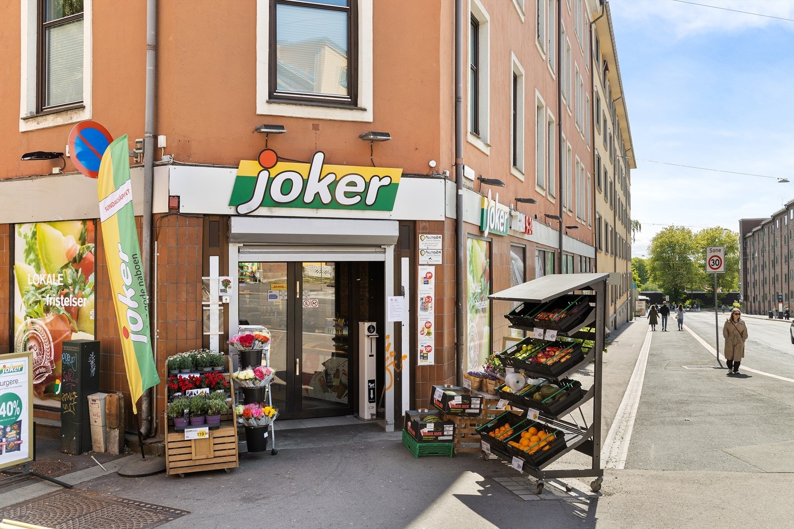- Joker er nærmeste butikk til boligen, ca 50m unna. Det er også flere andre alternativer som Coop Extra Sannergata og Meny Rignes park - Galleribilde