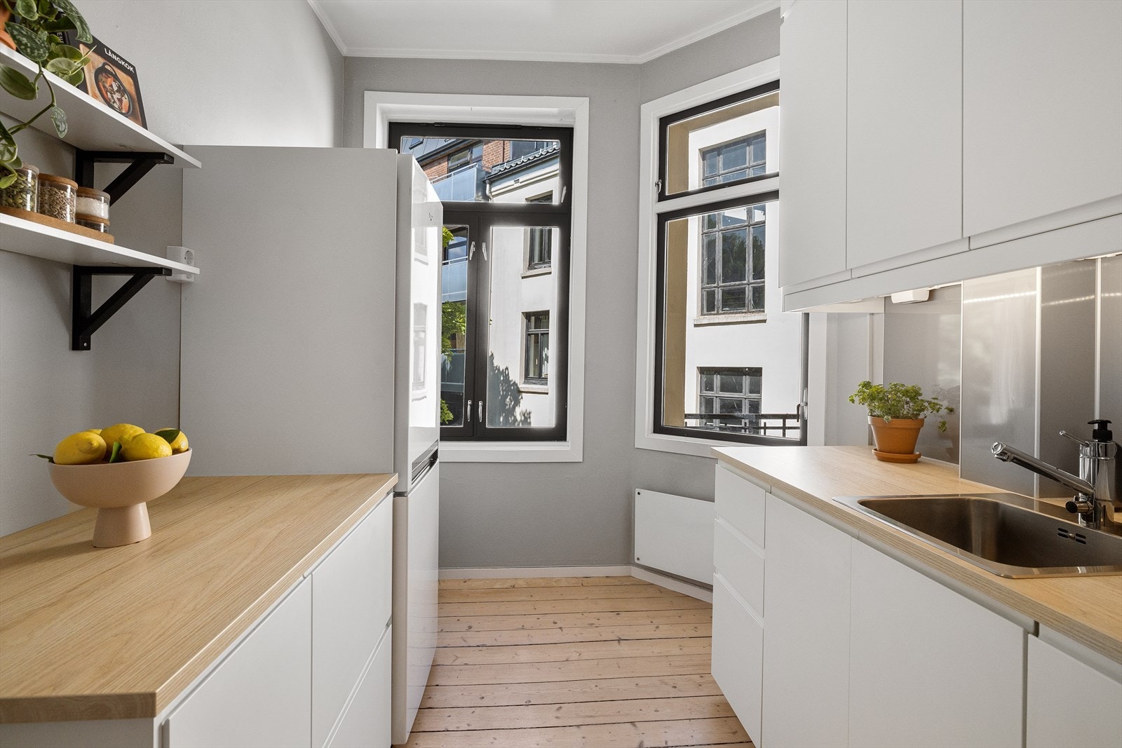 - Lekkert IKEA kjøkken fra 2016. Her er det godt med skap-og benkeplass - Galleribilde
