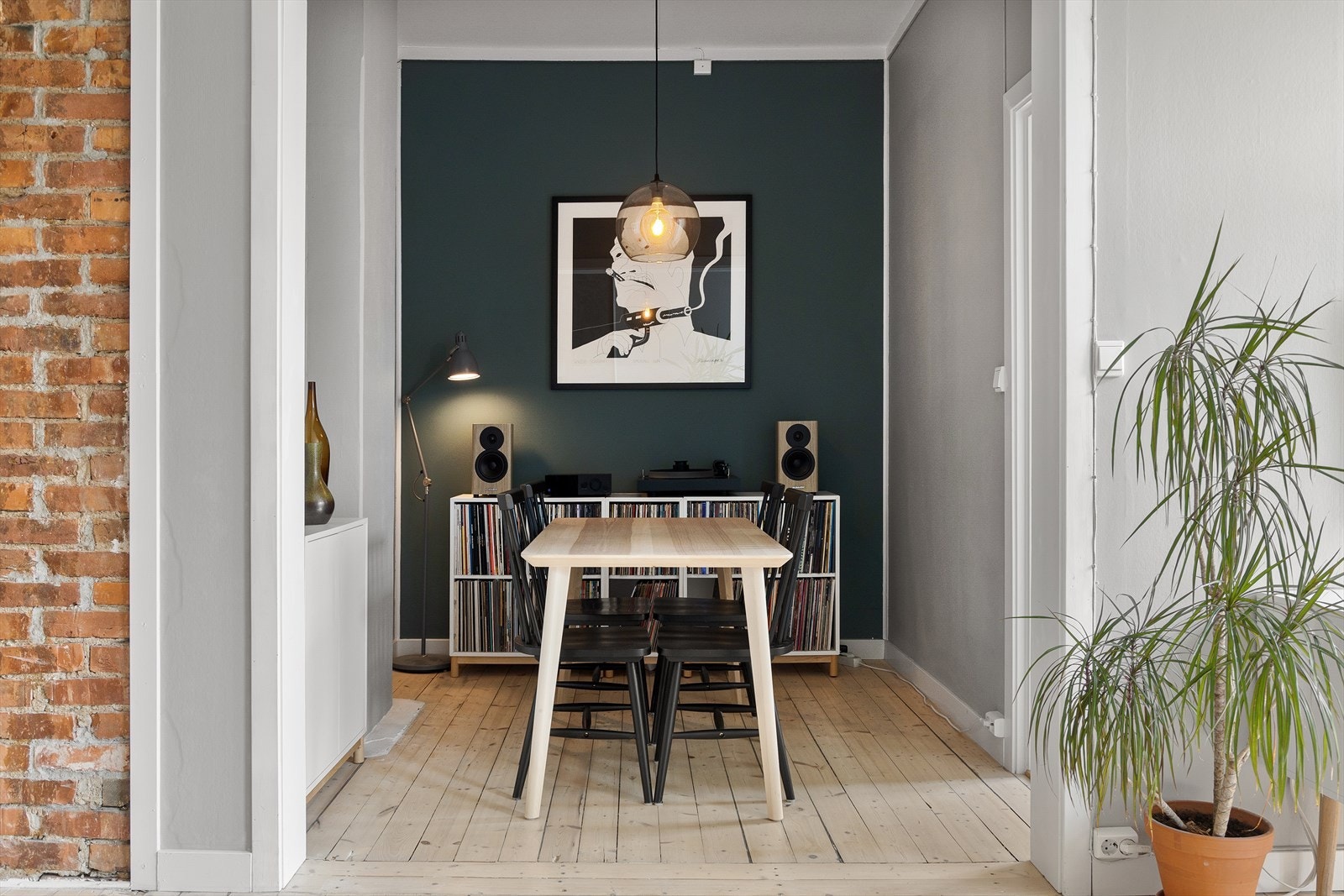 - Her er det god plass til stort spisebord. Her kan alle dagens måltider nytes i ro og fred - Galleribilde