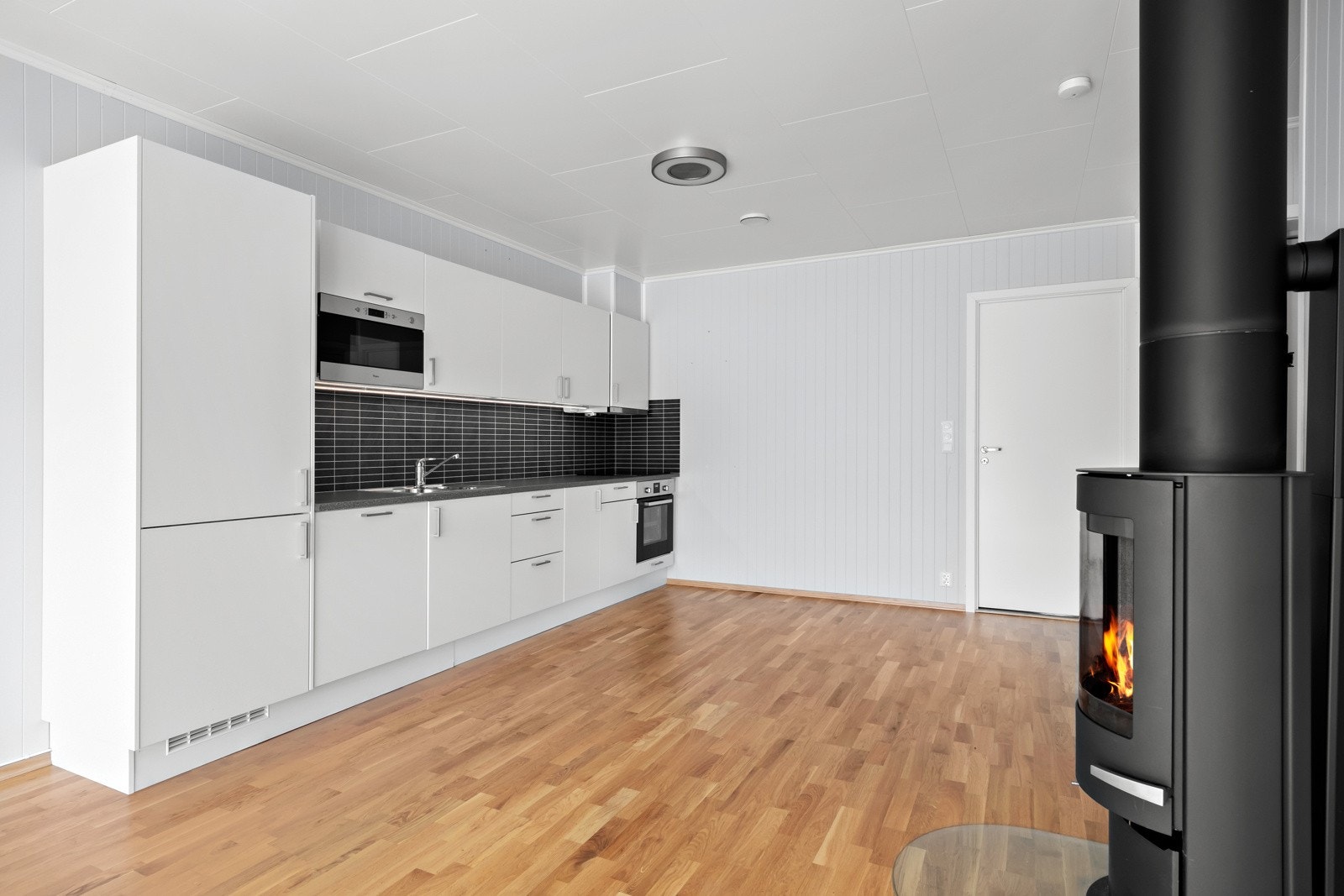 Det er stove og kjøken i open løysing. Galleribilde
