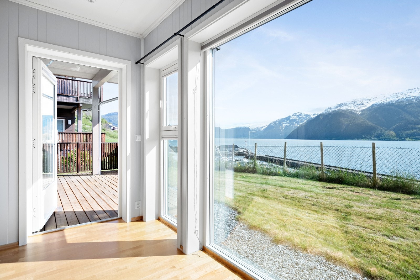 Frå stova er det vidare tilkomst til overbygd terrasse og hagen. Galleribilde