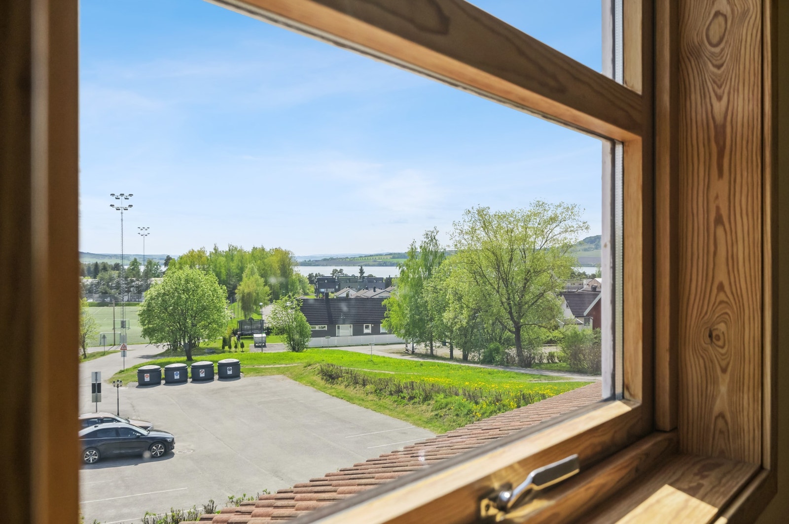 Utsikt mot vakre Mjøsa, Neslandet og Helgøya Galleribilde