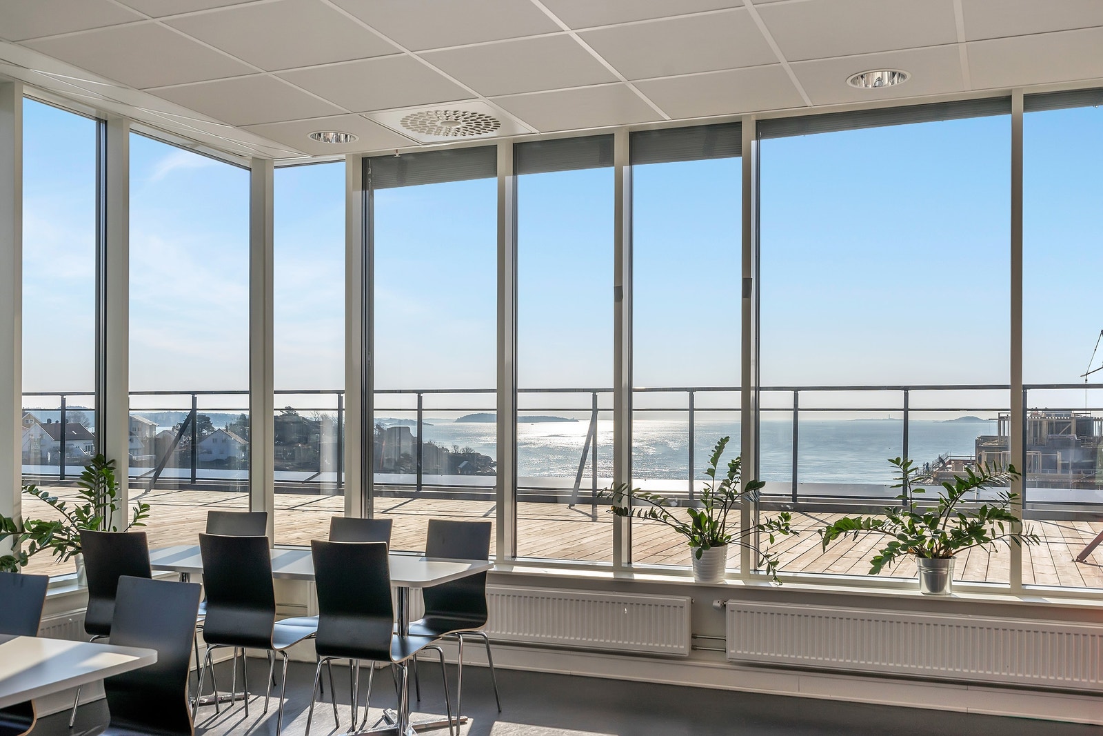 Kantine med utgang til solrik terrasse Galleribilde
