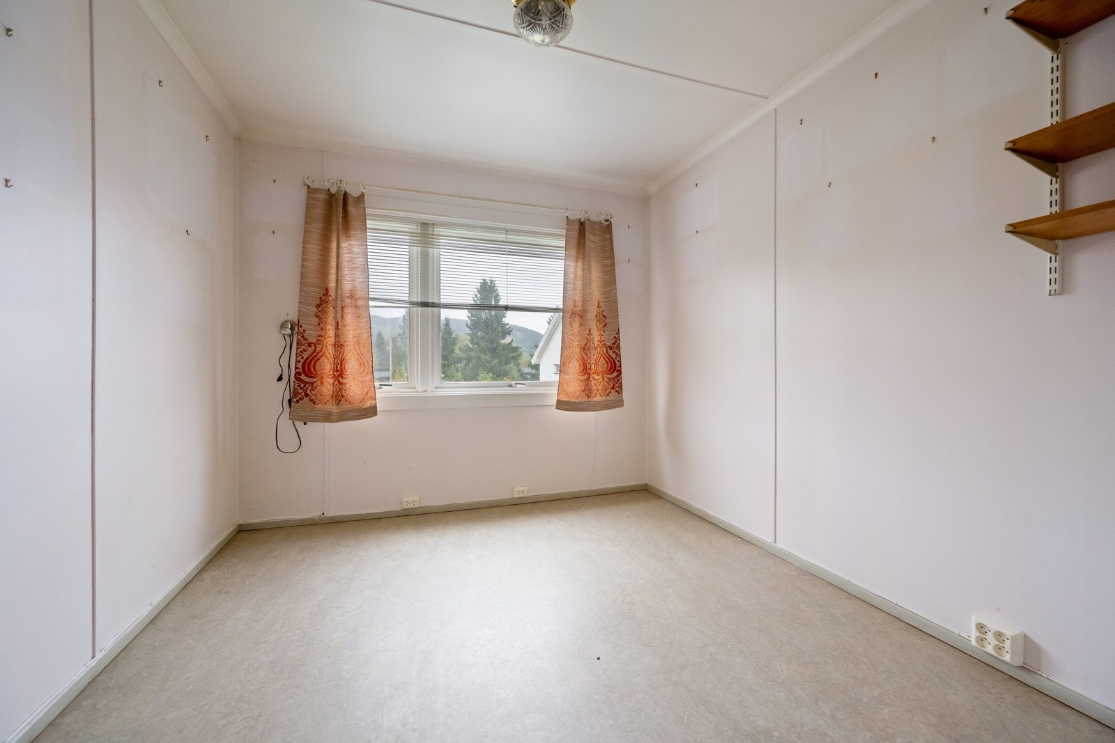 Av 4 soverom i boligen er 3 av disse i 2. etasje Galleribilde