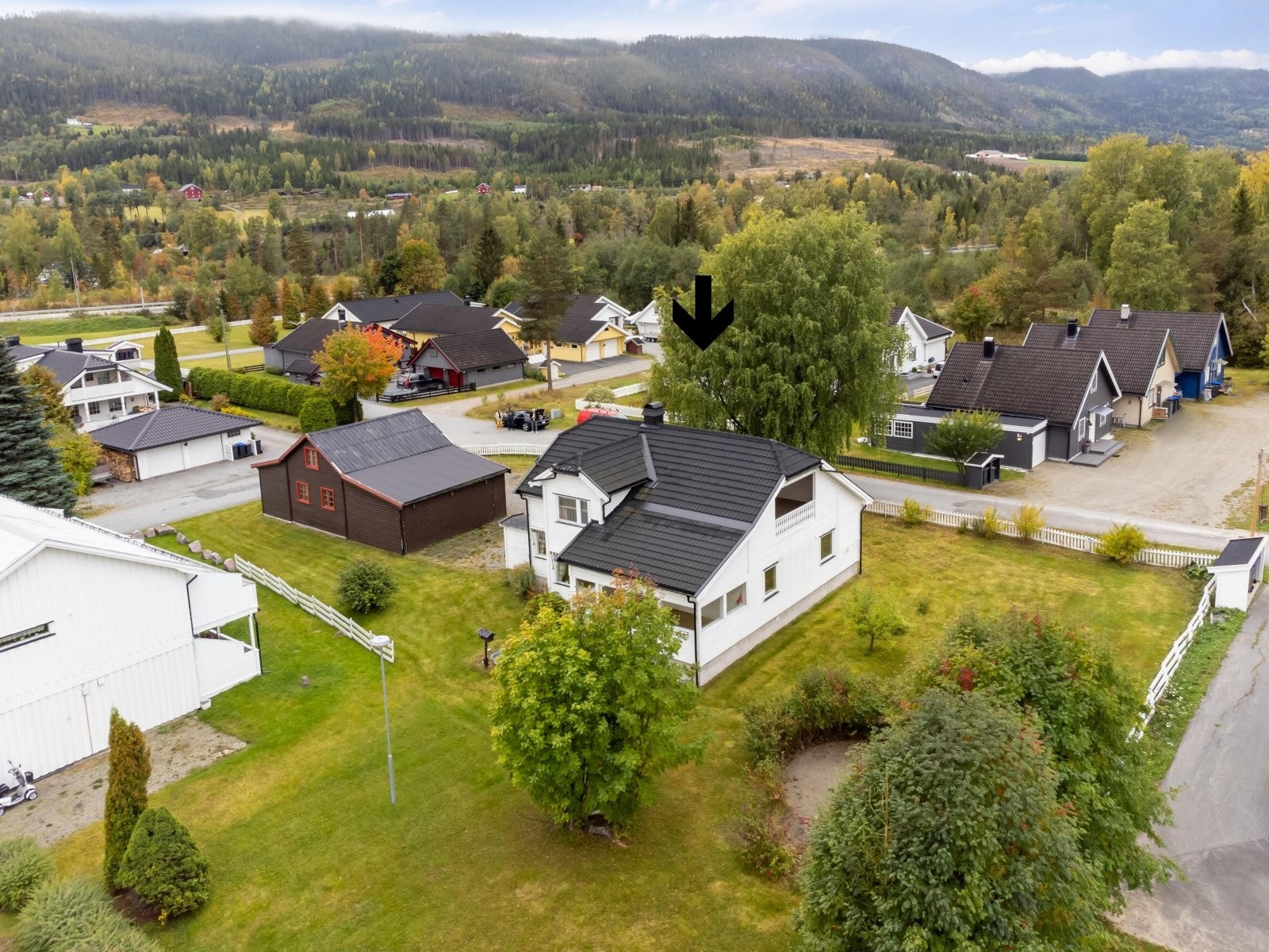 Dette er en eiendom med enebolig og stort uthus/garasje sentralt på Dokka. Galleribilde