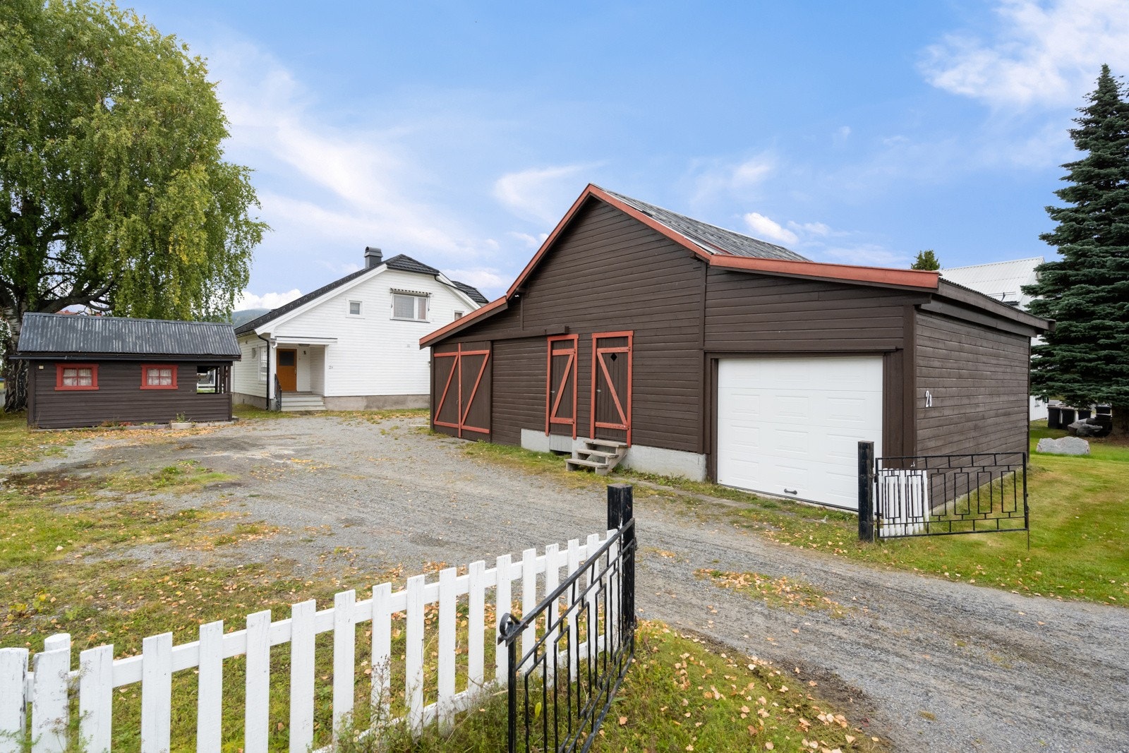 Det er oppført et stort uthus med lagringsplass og garasjerom samt en utebod på eiendommen. Galleribilde