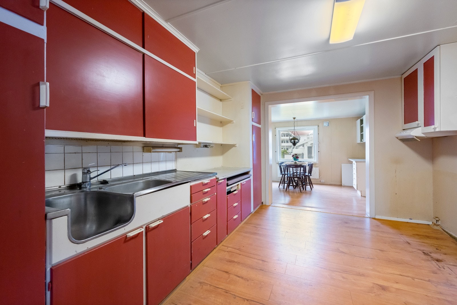 Huset har moderniseringsbehov, men her er det mye potensiale med mye rom og en fin planløsning. Galleribilde