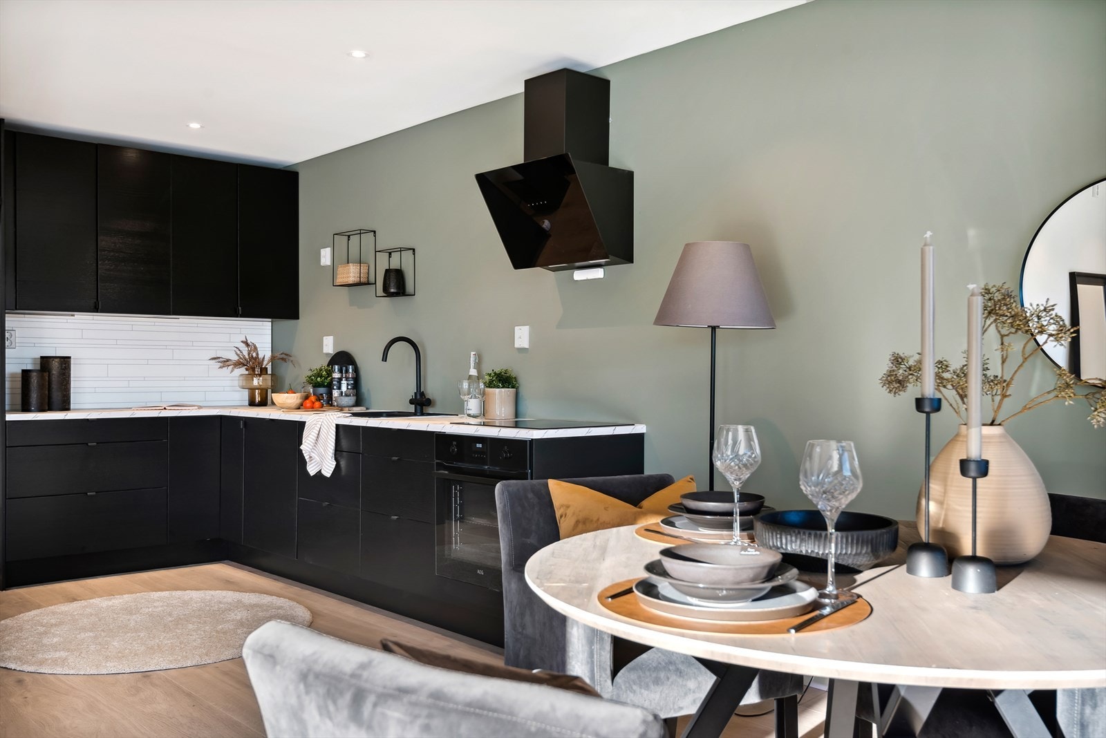 Kjøkkenet har integrerte hvitevarer og plass til kjøleskap Galleribilde