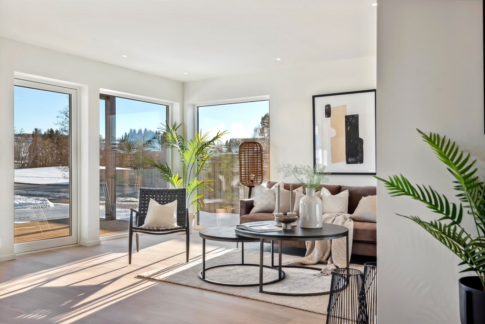 Lys og tiltalende stue med utgang til stor terrasse Galleribilde